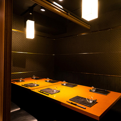 【個室】団体様向けまったりとお話するのもワイワイ盛り上がるのも使い方はお客様次第！おしゃれな店内となっておりますので周りを気にせずお楽しみいただけます！お席のご要望などございましたらお気軽にお電話でお問い合わせくださいませ！（上野/個室/居酒屋/串焼き/焼き鳥/地鶏/飲み放題/宴会/女子会/接待/喫煙可)