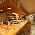 温かい木のカウンター席は8席。地元のご友人と語り合いながら、美味しい料理と日本酒で楽しいひとときをお過ごしください。