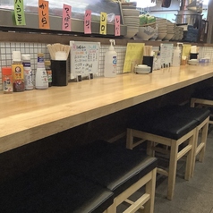 お一人様からお気軽にご利用いただけるカウンター席を全18席ご用意しております。一人でサクッと飲みたい時や仕事帰りの普段使いにも気軽に立ち寄りやすい雰囲気が魅力です。目の前で繰り広げられる調理のライブ感や活気を感じながら、美味しいお酒とおつまみを自分だけのペースで存分にお楽しみいただけます♪