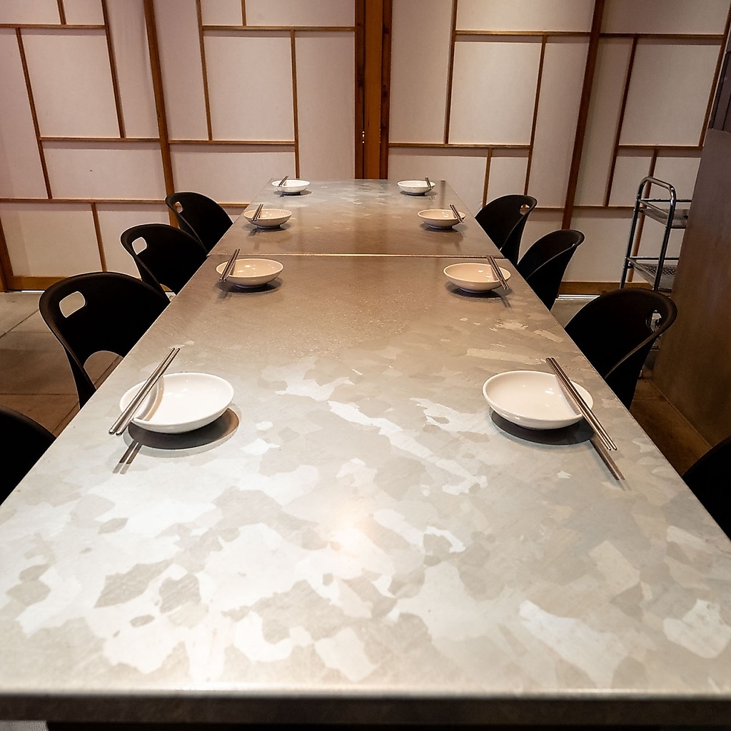 亜鉛合板のテーブルは雰囲気もあり、10名様まで座れます