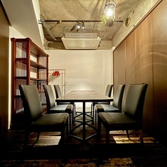 4名様からご利用いただける個室席。周りを気にせずプライベート空間で、至福のひとときをお過ごしいただけます。