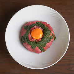 ローストビーフ丼　バジルとほうれん草のソース