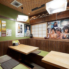 店内の奥には足を伸ばしてゆったりとリラックスできる6名様用の掘りごたつ席をご用意しております。周囲を気にせず寛げる居心地の良いスペースは、中規模のご宴会やご家族でのお食事、親しい仲間との深みのあるお集まりにも最適です。当店自慢の温かい居酒屋料理を囲みながら、心地よい時間をお過ごしください◎
