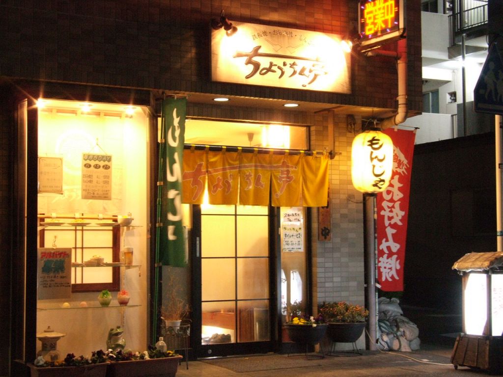 駅から伸びる道路から、横道に入った先の右側にあります!!!