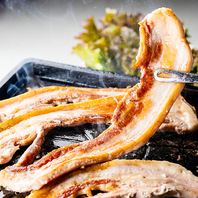 プロが焼き上げる！名物サムギョプサル！...