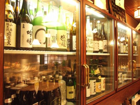 各地から仕入れた約70種の日本酒に合う料理を頂けます