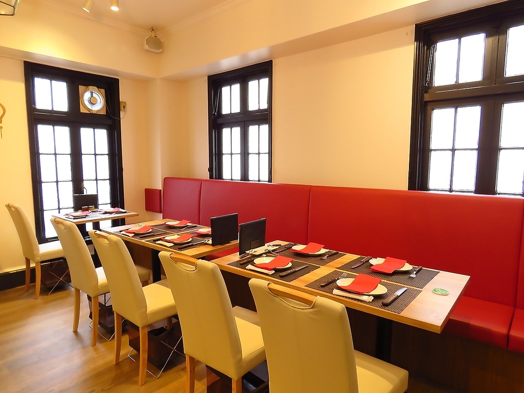 店内は白を基調としたデザイン♪落ち着いた雰囲気でお食事をお楽しみください。