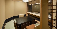 少人数でゆったりとくつろげる個室では、特別なひとときをお過ごしいただけます。名物のうなぎは絶品で、味わい深い御膳や洗練された懐石料理も取り揃えています。プライベート感あふれる空間で、心温まる料理を楽しみながら、友人や大切な方との素敵な時間をお楽しみください。贅沢なひとときを提供する、特別な場所です。