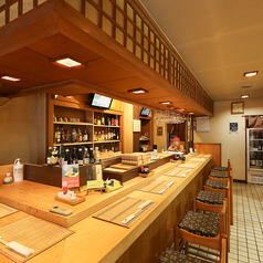 8席あるカウンターは、おひとり様でも気兼ねなく過ごせる居心地の良い空間です。店主との会話も楽しめます。