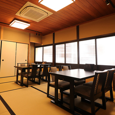 （ご予約専用）御二階には4名掛けテーブル席が2席ございます。ご利用は4名様からさまざまなシーンにご利用ください