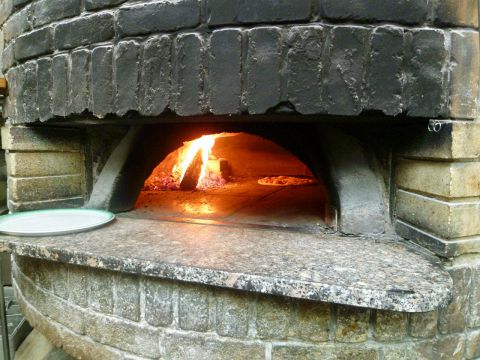 イタリア人のお客様も絶賛！！ 浜松町の薪窯ピザ専門店。