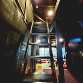 隠し部屋の特別ルームとして、屋根裏にもお席をご用意しております。プライベート感あふれる空間で、特別なひとときをお楽しみいただけます。ぜひ一度お越しください。