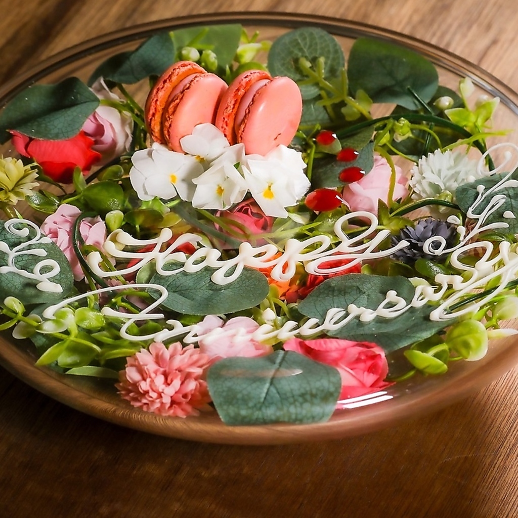 お花がぎゅっと詰まったメッセージ入りプレートクーポンが、誕生日・記念日のサプライズにぴったり◎