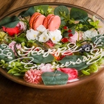 お花がぎゅっと詰まったメッセージ入りプレートクーポンが、誕生日・記念日のサプライズにぴったり◎