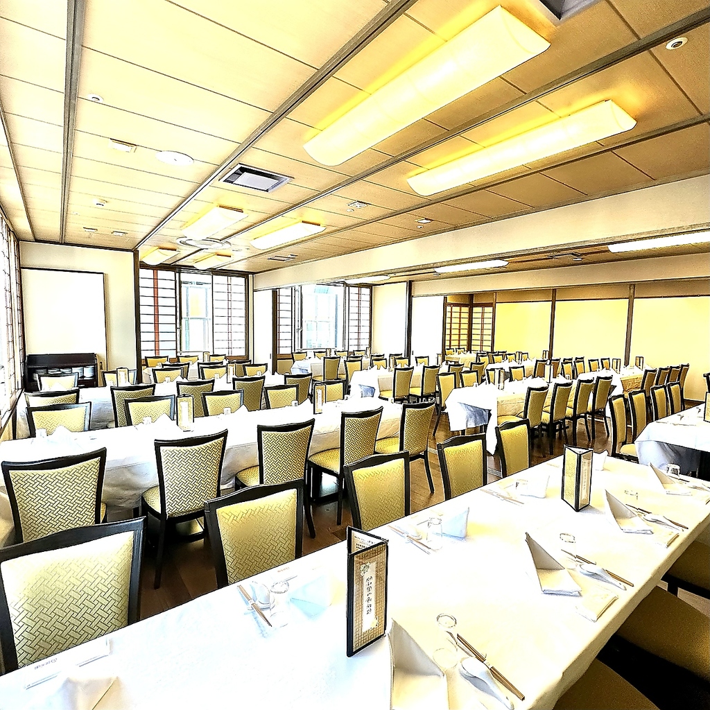 【大宴会場】最大100名様◎全席角テーブル・椅子席のお部屋です。※個室、貸切のご要望は要問合せ