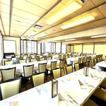 【大宴会場】最大100名様◎全席角テーブル・椅子席のお部屋です。※個室、貸切のご要望は要問合せ
