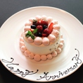 パティシエ特製ホールケーキ。お祝いや記念日に最適です。