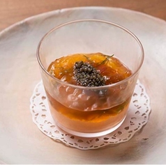 天然海老とパプリカのムース、コンソメジュレキャビア添え