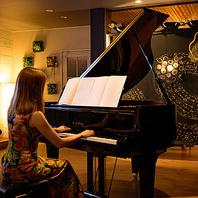 定期的なピアノ演奏なども