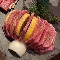 料理メニュー写真 肉塊レモン牛タン