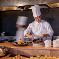 水と光が織りなす非日常を満喫できるお洒落なダイニング