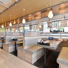 テーブル席は18卓ございます。