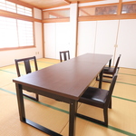 光が差し込む落ち着いた和室。畳の香りに包まれ食事やお酒を楽しみつつ心和むひとときが過ごせます。