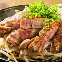 高温の鉄板で焼くステーキ