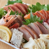 【海鮮料理】仕入れにこだわり抜いた新鮮な魚介類を使用した自慢の海鮮料理をご提供しております。素材本来の豊かな旨味や甘みを最大限に引き出した品々は、お酒のお供にぴったりな逸品ばかり。冷えた焼酎や日本酒を片手に美味しい海の幸を心ゆくまで味わいながら、至福のひとときをゆったりとお過ごしいただけます♪