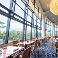 開放感あふれるモダンな空間は、まるで都会のオアシス♪