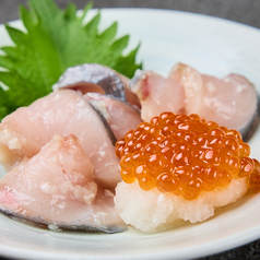 鮮魚の塩麹いくらがけ
