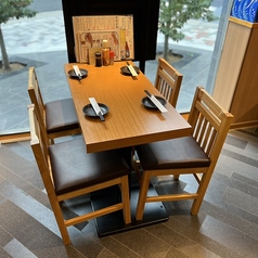 少人数から大人数でもゆったりとお座りいただけるカウンター席・テーブル席をご用意。大切なお客様を迎えての接待やビジネス仲間との会食、お仕事仲間との歓送迎会や新年会はもちろん、ご家族・親族でのお食事などにもご利用ください。ご宴会は飲み放題付が断然おトク。ゆったり大切な時間を価値あるものを♪