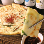 韓国料理の定番のチジミは、ビールやマッコリとの相性が抜群です◎香ばしい香りが食欲をそそります。