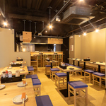 店内は木の温もりが感じられる、明るく開放的な雰囲気です。リラックスしながら楽しい宴会をどうぞ。