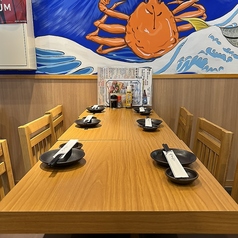 少人数から大人数でもゆったりとお座りいただけるカウンター席・テーブル席をご用意。大切なお客様を迎えての接待やビジネス仲間との会食、お仕事仲間との歓送迎会や新年会はもちろん、ご家族・親族でのお食事などにもご利用ください。ご宴会は飲み放題付が断然おトク。ゆったり大切な時間を価値あるものを♪