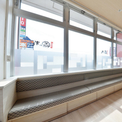 お待ちの間ソファで腰をかけてお待ちください