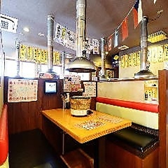 【BOXテーブル席:最大4名様までご利用可】店内中央にあるBOXテーブル席は仕切りで区切られたプライベート感のある空間で4名様までご利用いただけます。ベンチシートタイプなので、小さなお子様連れのお客様にも安心。ご家族での団欒や、会社宴会、ご友人同士の飲み会など幅広いシーンにご活用ください。