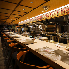 【カウンター席】お一人様でも気軽に入れる酒場では、サク飲みからしっぽり呑みたい時まで幅広いニーズに応えます。別世界に迷い込んだような雰囲気で、お一人様でもリラックスして過ごせます。気軽に立ち寄って軽く一杯、時間をかけてじっくり楽しむのも自由です。自分のペースで楽しむ、お一人様にぴったりの酒場です！