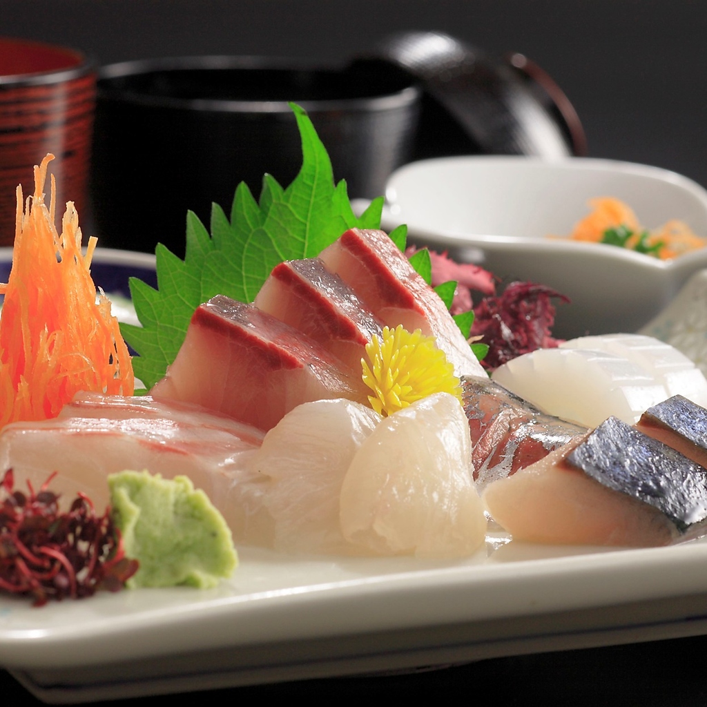 彩り豊かなお刺身の盛り合わせをご用意してます。あじやぶりに鯛などの新鮮な海の幸を満喫ください。