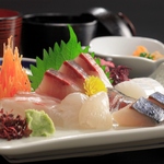 彩り豊かなお刺身の盛り合わせをご用意してます。あじやぶりに鯛などの新鮮な海の幸を満喫ください。
