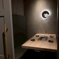 【個室】2名～4名まで収容可能な完全個室。完全個室で周りを気にすることなくお過ごしいただけます。デートやご家族とのお食事にも◎