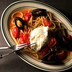 モッツアレラブラータとムール貝のフレッシュトマトクリーム