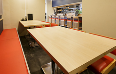 少人数でのご利用に最適な当店。職人の手仕事を目の前で楽しめる贅沢な時間が流れます。落ち着いた雰囲気と心地よい距離感で、記念日やデートなど大切な方との食事にもおすすめです。ゆったりとした空間で、鮨と会話を楽しむ特別なひとときを過ごせます。静かにじっくりとお鮨を味わいたい日にぜひご利用ください。