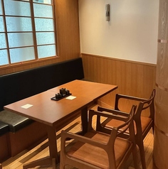 個室です４名席が２席御座います繋げて８名様までの利用が可能です