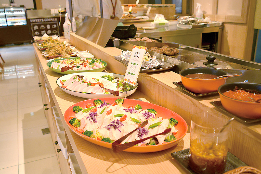 自社農園や長野県産の新鮮野菜を使用した鮮やかな料理の数々は、目でも愉しんでいただけます。