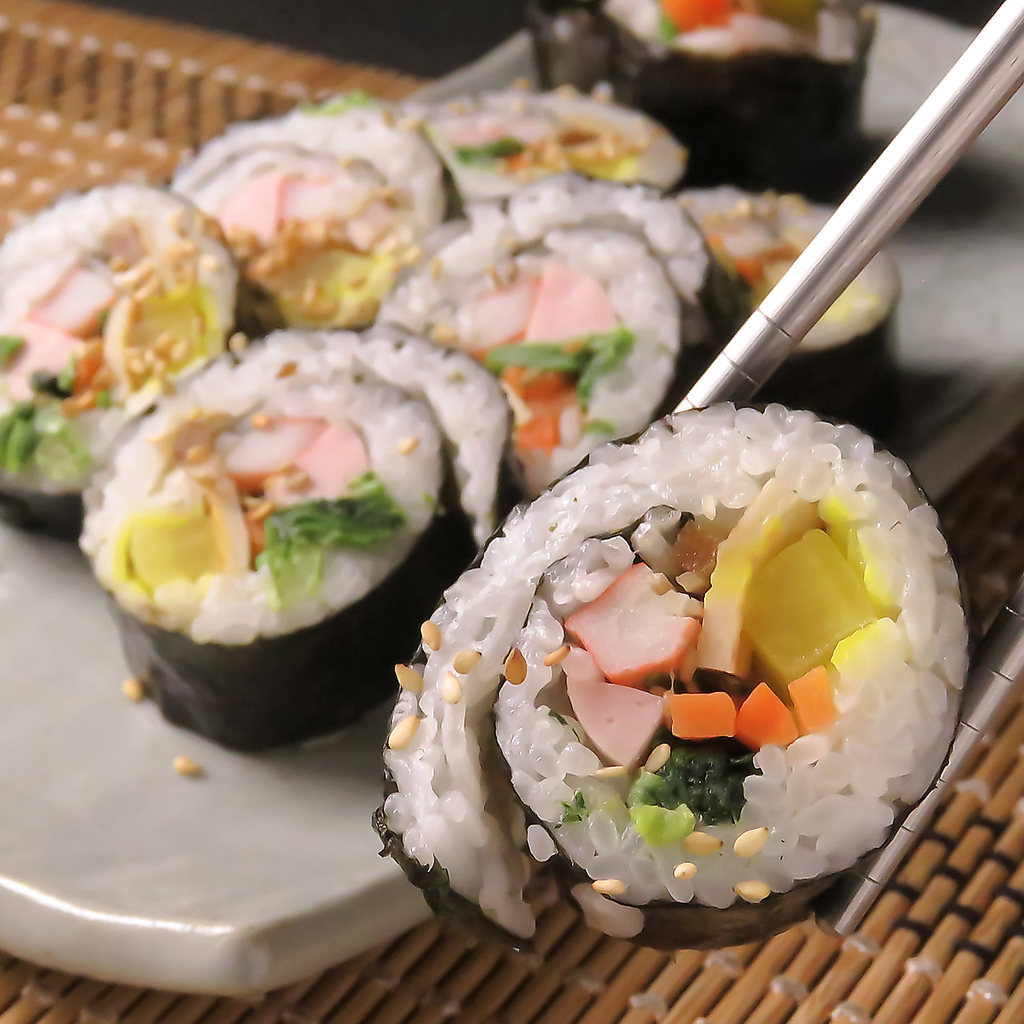 韓国の海苔巻き、キンパ！さまざまな具材が入っていて、色とりどりの具材が食卓を華やかに彩ります。