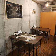 当店のテーブル席は4つ完備。友人や会社帰りの飲み会とでお時間を過ごすのにぴったり。ワイワイと活気のあふれる空間は普段使いにピッタリ！