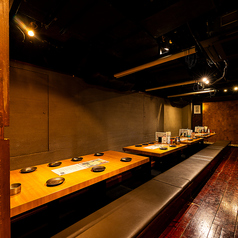 【3~4名】デートや記念日に最適なプライベート空間。2名様~ご利用可能♪温かみある照明が照らす雰囲気ある空間は、女性にも人気の席となっております。浦和でのデートやご友人との飲み会、女子会などにもおすすめの空間です。