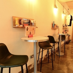 ふたりの時間をゆったり過ごせる、ハイテーブルのお席♪