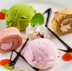 プチケーキとアイスの盛り合わせ